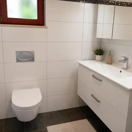 Maisonetten-apartment Mit Terrasse Und Garten شقة